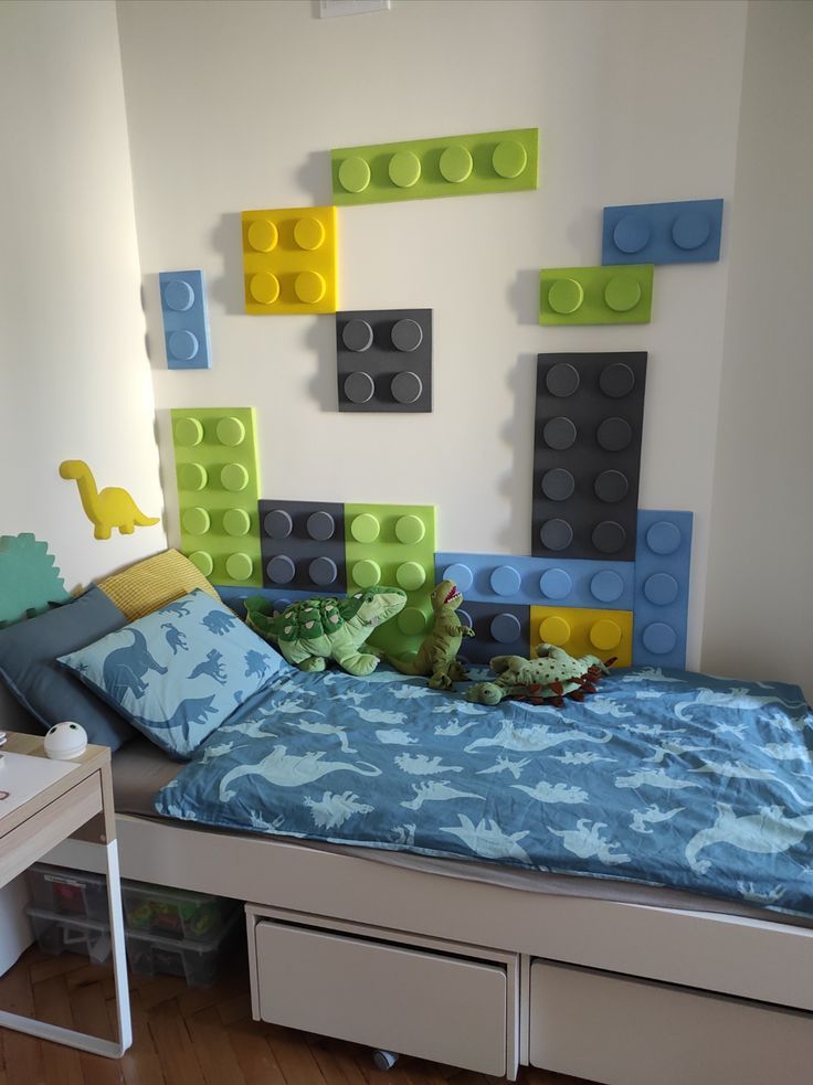 Pokój małego fana dinozaurów i klocków lego. Panele piankowe w kształcie klocków oraz bardzo przyjemne dinozaury. Pokój chłopca, pokój lego, pokój dinozaury, pokój dziecka, panele piankowe, miękka ściana, panele na ścianie