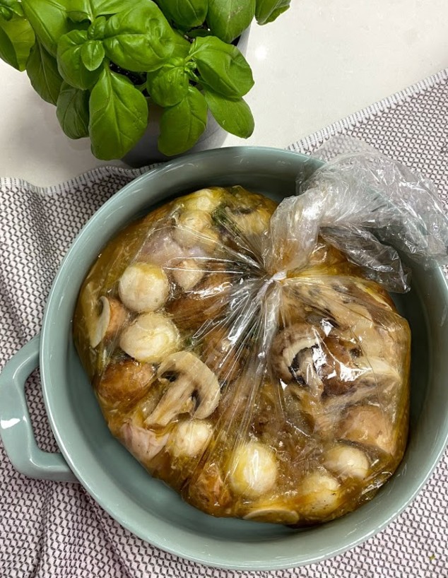 כל החומרים בתוך שקית הקוקי הסגורה - ויאללה לתנור (צילום: רון יוחננוב, אוכל טוב)