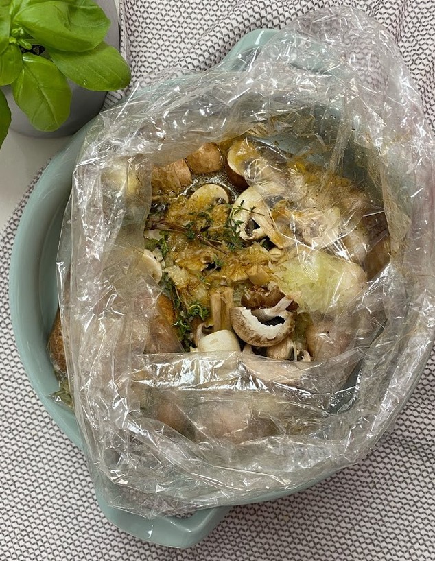 כל החומרים בתוך הקוקי - לפני ערבוב (צילום: רון יוחננוב, אוכל טוב)