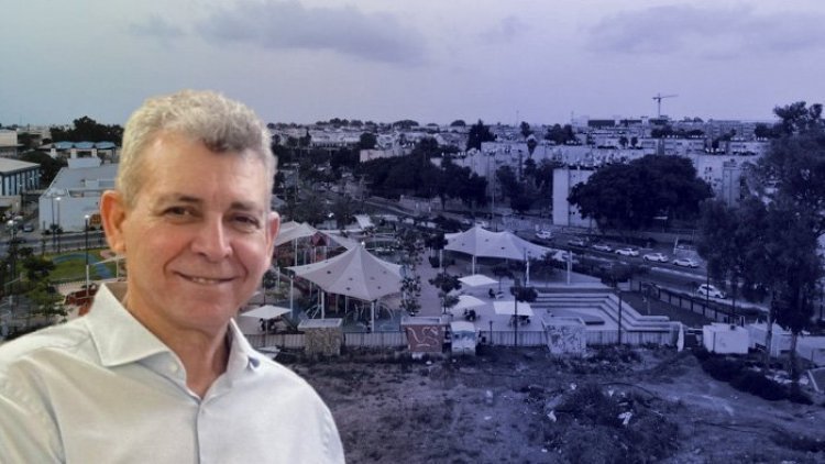 ראש מנהלת תקומה משה אדרי על רקע שדרות (עמוס בן גרשום/לע״מ, שאטרסטוק)