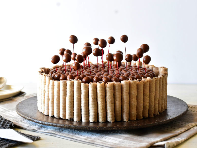 עוגת שוקולד בציפוי גליליות וקליק