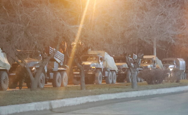 כלי רכב צבאיים בדונייצק (צילום: reuters)