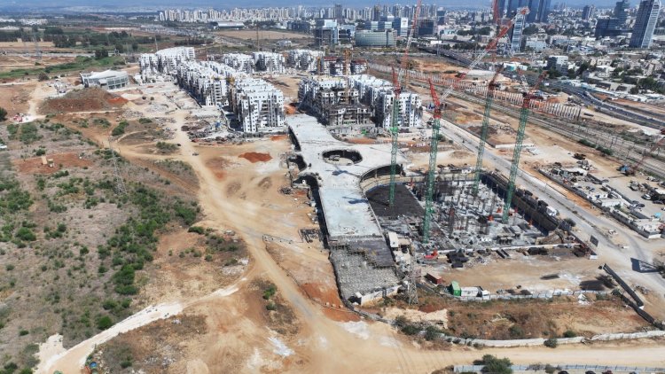 שכונת בני ברק צפון ותחילת העבודות על הגשר. הבניינים כמעט מוכנים (בינה - מיפוי תשתיות בע''מ)