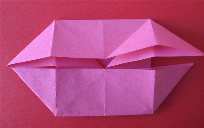 הרימו את השכבה העליונה בצד הימני העליון.