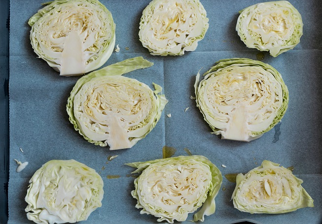 את הכרובים חותכים לאורך לפרוסות בעובי 2-3 סמ, מניחים על תבנית ונותנים להם שמן בנדיבות. צילום: אולגה טוכשר