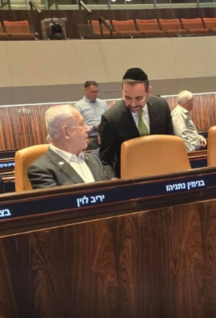 דפנה ליאל: שר הבריאות, אוריאל בוסו, מתעניין בשלומו של ראש הממשלה. נתניהו צריך לצאת כל כמה דקות לנוח בחדר צדדי.