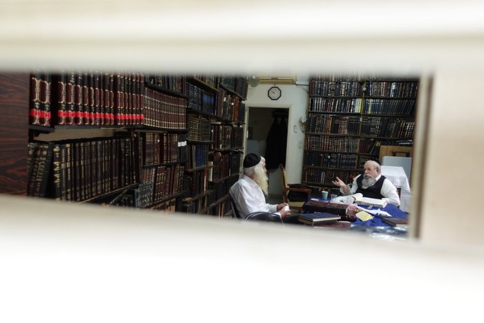 משה ויסברג: תמונה נדירה. החברותא המיתולוגית של ראש הישיבה הגרא דויטש זצל במשך עשרות שנים הרב אלימלך פירר שהגיע עד היום האחרון ללמוד עם ר' אשר.