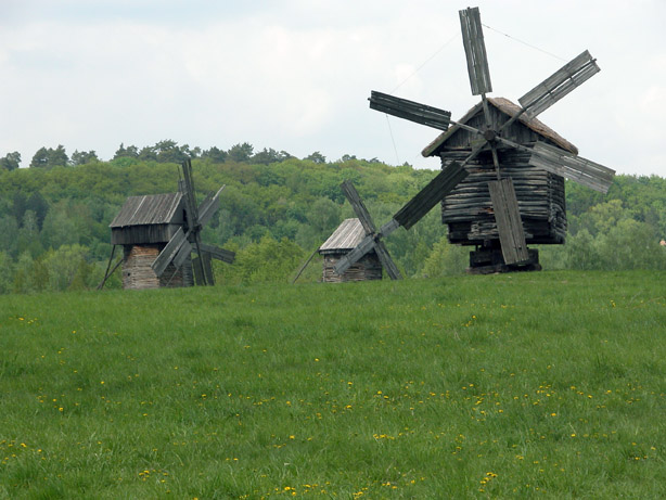 Kiev_Pirogiv_windmills_060927.jpg