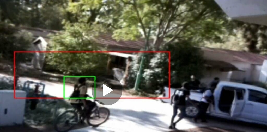 צילום ממצלמת האבטחה של משפחת ברעד בקיבוץ ניר עוז, בוקר ה-7 באוקטובר