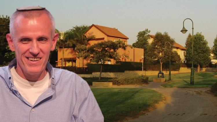 ינקי קוינט על רקע להבים (רועי טפר, User:BACbKA ויקימדיה) 