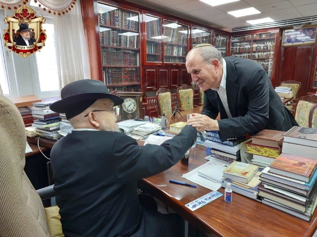 ראש הישיבה הגרמ מזוז מברך את דר לסרי. המצלם