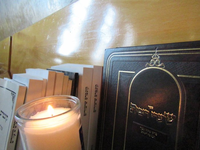 ישראל כהן: בהוראת ראש הישיבה הגרש מרקוביץ, עם הגעת המיטה יערך 'מעמד הקריעה', ואמירת סליחות ופרקי תהילים, במקום שבו הרביץ תורה לאלפים עשרות בשנים.(בתמונה: ספריו של מרן על המקום המיותם בהיכל הישיבה)