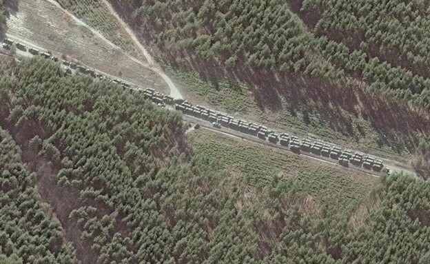 שיירת רכבים רוסים בדרכם לקייב (צילום: רויטרס)