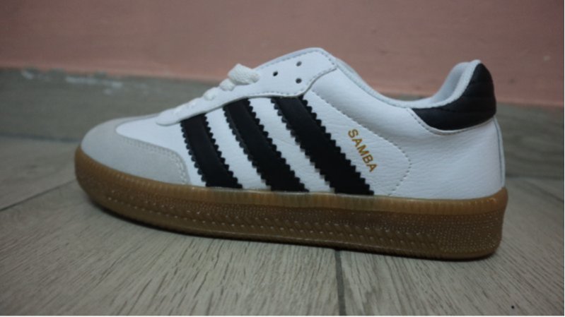 נעל מהממת!!!! עומדת מושלם על הרגל.... אדידס סמבה, חיקוי ,ממש ממש כמו המקורי!!!!מידה 40, נקנתה בטעות  מידה לא נכונה ... אפשרות להעביר לירושלים ובני ברק...