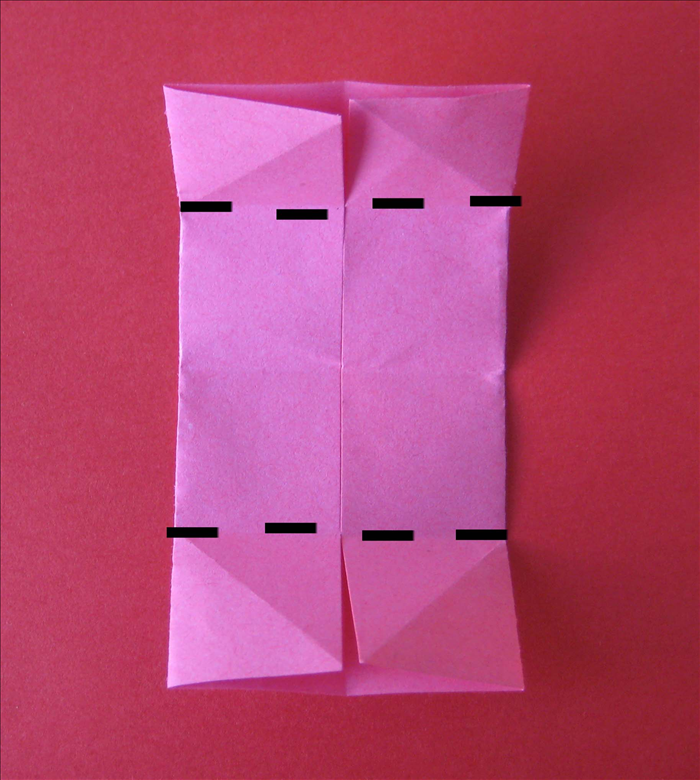 קפלו את הקצה העליון ואת הקצה התחתון למרכז.