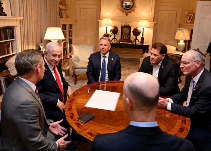 ירון אברהם: לשכת ראש הממשלה:ראש הממשלה בנימין נתניהו נפגש בוושינגטון עם היועץ לביטחון לאומי של ארצות-הברית, מייק וולץ; ועם שליחו המיוחד למזרח-התיכון של נשיא ארצות-הברית, סטיב וויטקוף.הפגישה הייתה חיובית וידידותית.בהמשך לפגישה, ישראל נערכת להוצאת משלחת של דרגי עבודה לדוחה בסוף השבוע הקרוב, במטרה לדון בפרטים טכניים הקשורים להמשך מימוש ההסכם.עם שובו מארצות-הברית, יכנס ראש הממשלה את הקבינט המדיני-ביטחוני כדי לדון על כלל עמדותיה של ישראל ביחס לשלב השני בעסקה, שינחו את המשך המשא-ומתן.צילום: אבי אוחיון, לע״מ.