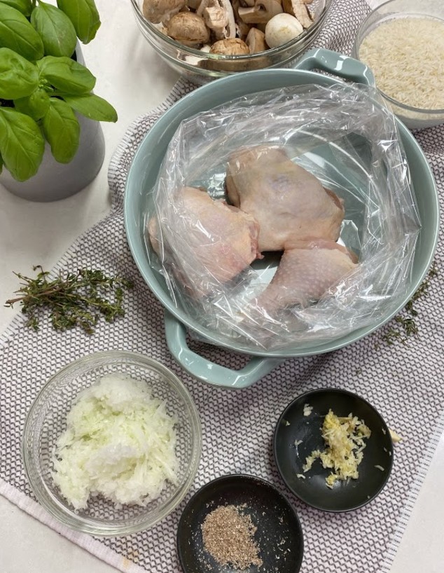 עוף עם אורז ופטריות בשקית קוקי - כל החומרים לפני (צילום: רון יוחננוב, אוכל טוב)