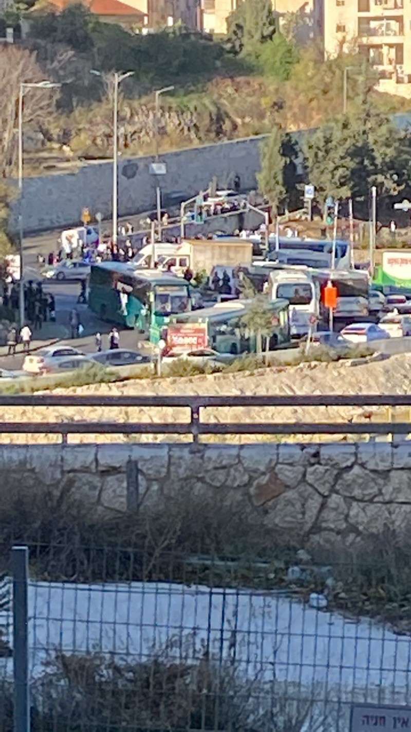 פיגוע בכניסה לירושלים: פיצוץ כתוצאה ממטען בתחנת אוטובוס בכניסה לעיר - הרוג  אחד ו11 פצועים - חדשות רוטר