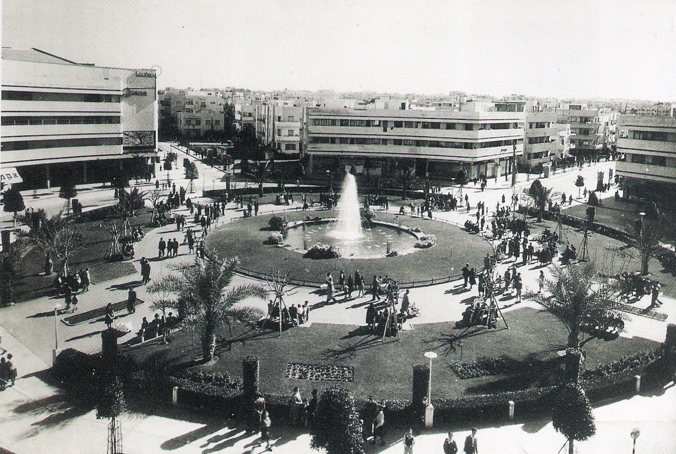 Zina_Dizengoff_Circle_in_the_1940s.jpg