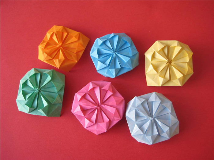 קפלו את חמשת ריבועי הנייר הנוספים ברשותכם באותה הצורה.