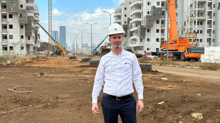 שלומי פולק, מנכ''ל החברה הכלכלית בני ברק, על רקע השכונה (דוברות עיריית בני ברק)