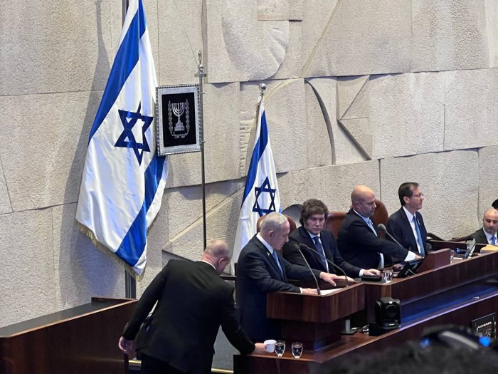 עמית סגל: מבזק מיוחד: הכניסו תה לנתניהו.