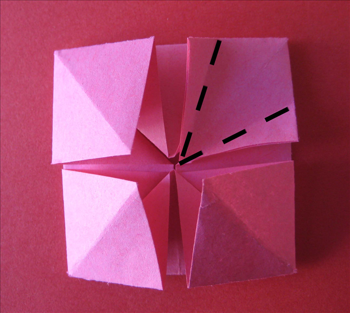 באחת מארבעת ה'כנפיים' שנוצרו - קפלו את הקצוות לכיוון הקפל המרכזי של אותה כנף.