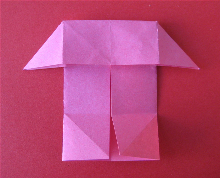 הורידו את החלק העליון כלפי מטה והדקו את הקיפול. חזרו על צעדים 5-6 על החלק התחתון.